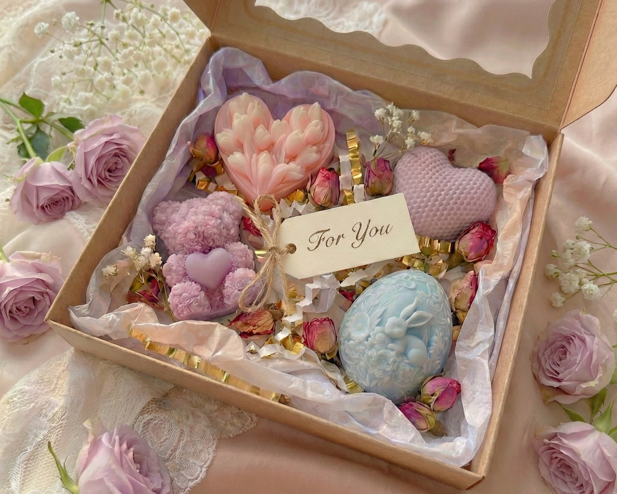 Pastelowe mydła handmade w pudełku prezentowym z suszonymi różami i bilecikiem For You na koronkowym tle.