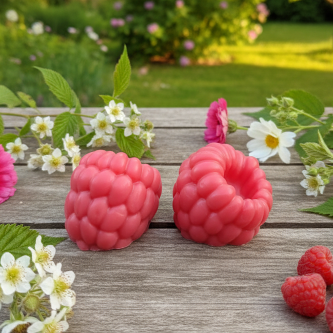 Różowe mydło Letnia Pokusa w kształcie dużej maliny. Naturalne mydełka o zapachu maliny z wanilią w ogrodowej scenerii.