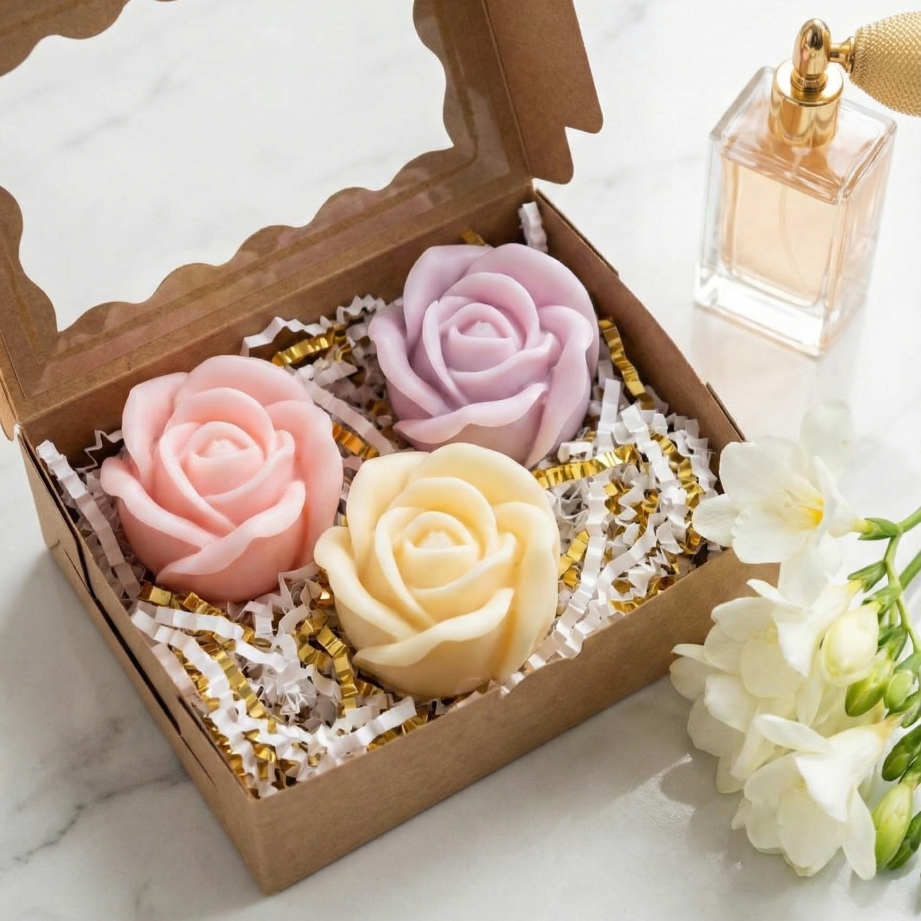 Zestaw mydeł Różowe Trio: trzy róże (różowa, liliowa, żółta) w ozdobnym pudełku. Zapach perfum i szarlotki.