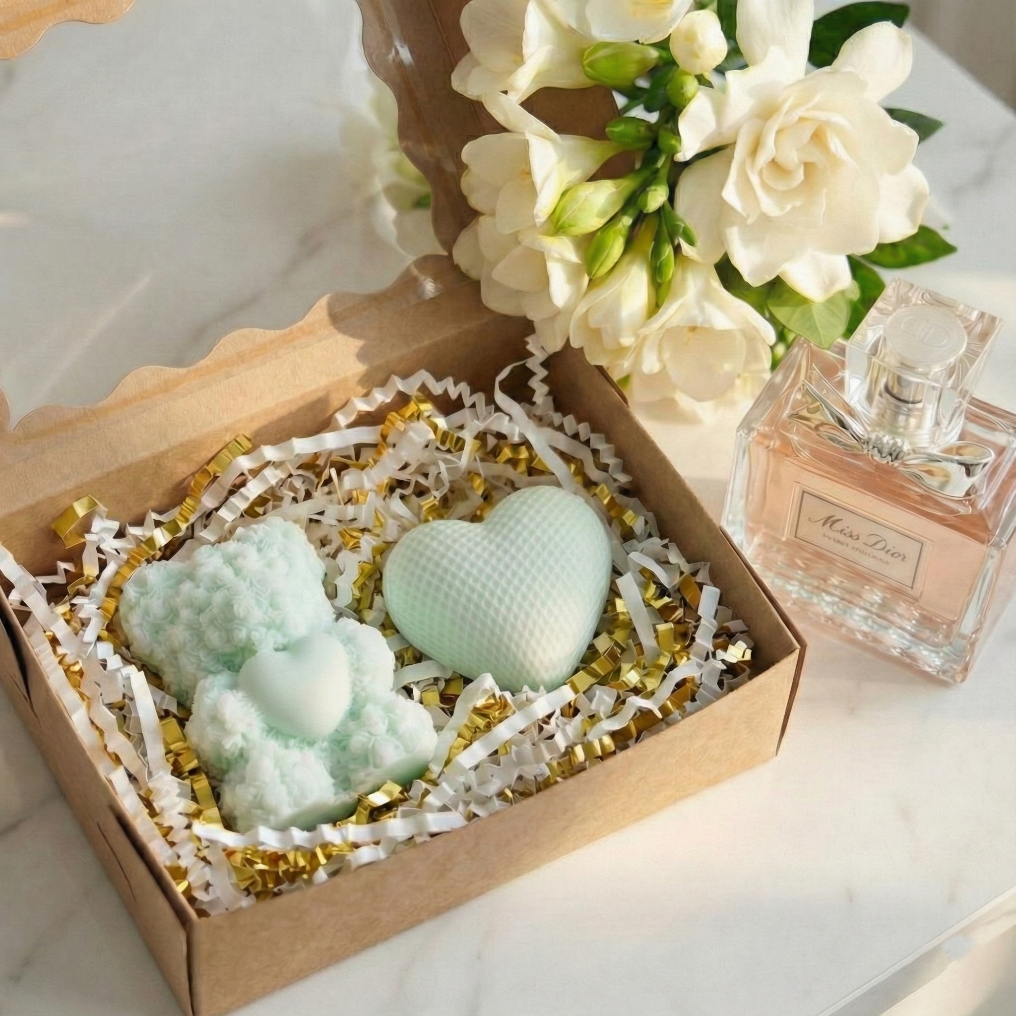 Zestaw prezentowy Słodki Gest: miętowe mydła w kształcie misia i serca w pudełku ze złotym wypełnieniem. Zapach perfum.
